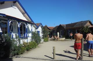 Cap Ferret: Herbe e la rue des chiens qui dorment