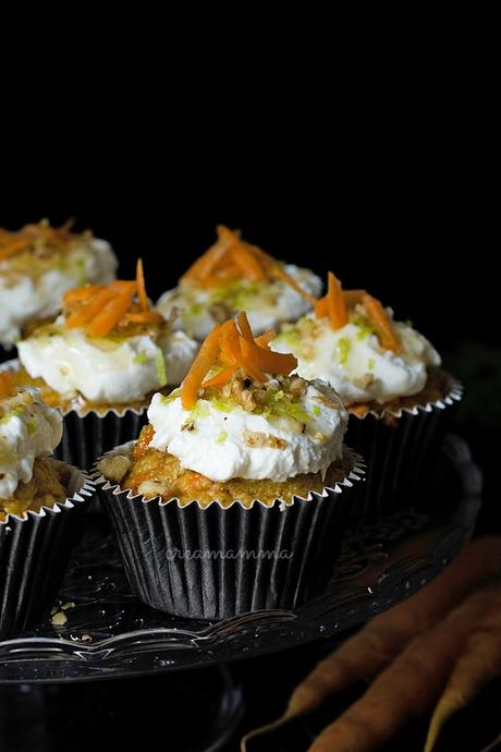 Cupcakes speziati alle carote con crusca di avena e frosting sano