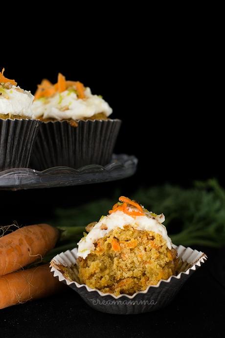 Cupcakes speziati alle carote con crusca di avena e frosting sano