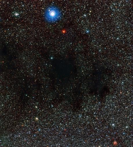 Questa immagine presa dallo strumento WFI (Wide Field Imager) montato sul telescopio da 2,2 metri dell'MPG/ESO mostra parte dell'enorme nube di gas e polvere nota come la Nebulosa Sacco di Carbone. La polvere di questa nebulosa assorbe e diffonde la luce delle stelle sullo sfondo. Crediti: ESO