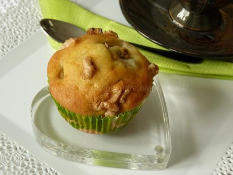 Muffin con uva, noci, aroma al limone e TeaVivre