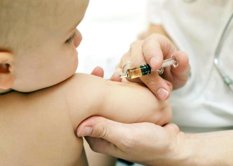 Niente scuola per i bambini non vaccinati e punizioni ai pediatri che li sconsigliano!