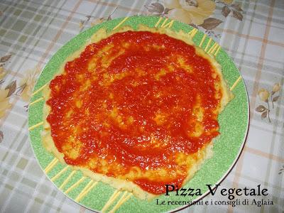 Pizza vegetale con il cavolo cappuccio