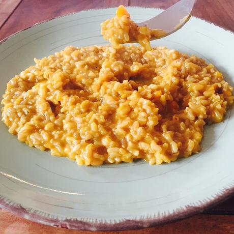 Profumo d'autunno con il risotto cremoso alla zucca e liquirizia