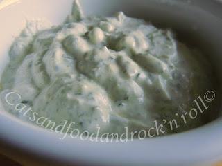 Salsa piccante di yogurt con menta e erba cipollina