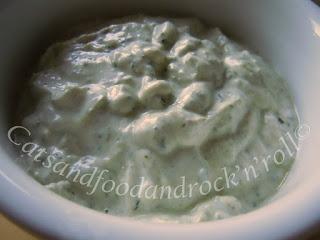 Salsa piccante di yogurt con menta e erba cipollina