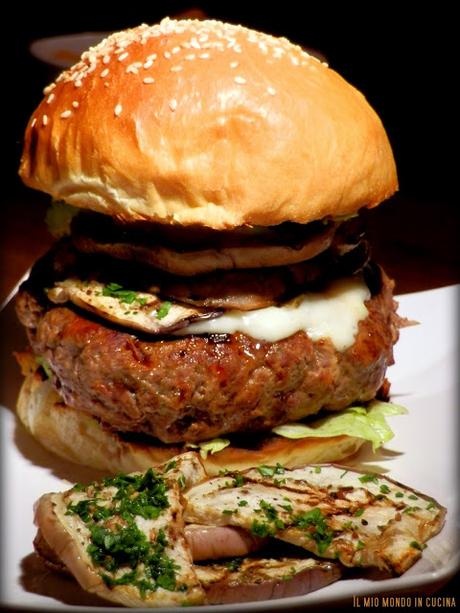 BURGER di STRUZZO, asiago, MELANZANE grigliate e AVOCADO