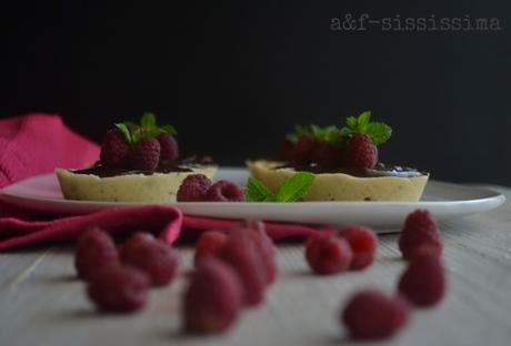 tartellette con crema al cioccolato e lamponi