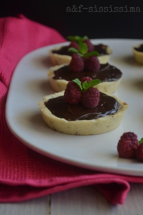 tartellette con crema al cioccolato e lamponi