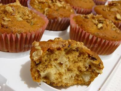 Muffin con pere, cioccolato e noci, al miele