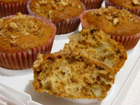 Muffin con pere, cioccolato e noci, al miele