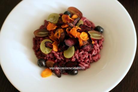 risotto-al-vino-rosso-con-uva-mirtilli-e-chips-di-carota