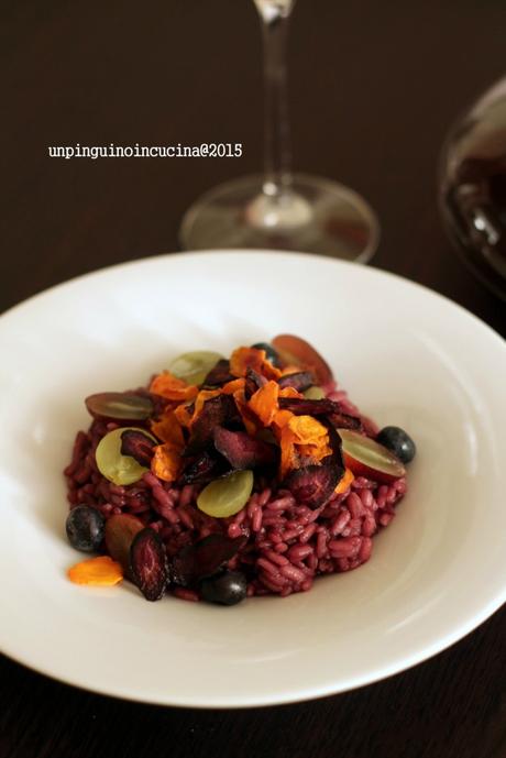 risotto-al-vino-rosso-con-uva-mirtilli-e-chips-di-carota