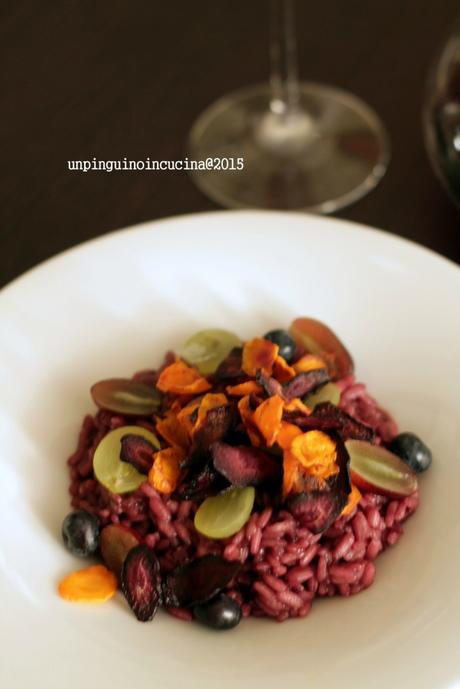 risotto-al-vino-rosso-con-uva-mirtilli-e-chips-di-carota