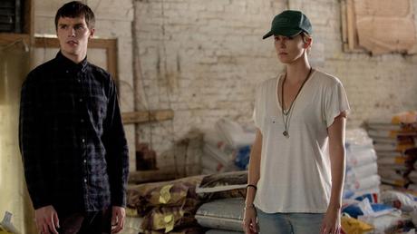 Dark Places - Nei Luoghi Oscuri: due nuove clip in italiano e una featurette con Nicholas Hoult