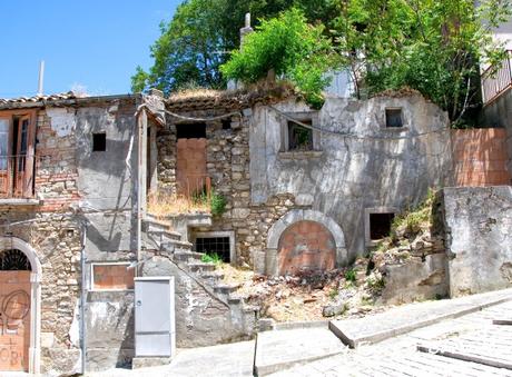 Abruzzo, Calabria e Campania: viaggio attraverso borghi abbandonati e tentativi di rinascita