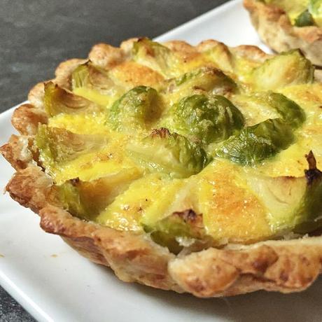 Tartellette di brisée integrale con cavoletti di Bruxelles