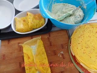 Pacchetti di crêpes farcite alla ricotta e pesto di rucola