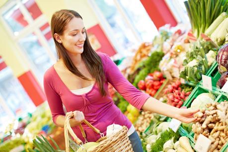 Junge Frau kauft Gemüse in einem Bio-Supermarkt