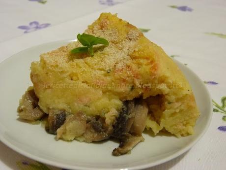 Torta di patate con funghi, scamorza e salmone affumicato