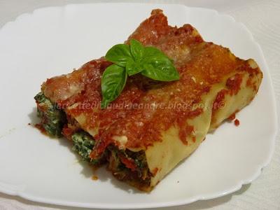 Cannelloni con ricotta, spinaci e pomodoro