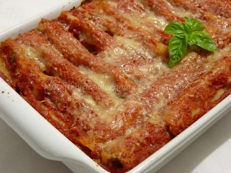 Cannelloni con ricotta, spinaci e pomodoro