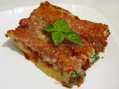 Cannelloni con ricotta, spinaci e pomodoro