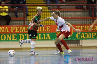 Neka (Ternana Futsal) e Monica Atz (Kick Off) in una fase di gioco