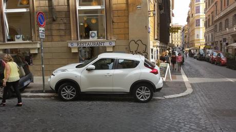 Venite con noi a Via Modena angolo Via Firenze. Tanto l'incrocio lo riconoscete, c'è sempre lei. Commenti?