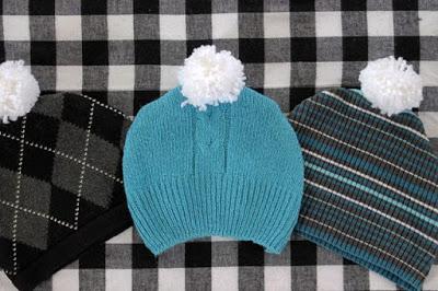 Cappello con pom pom da un maglione riciclato