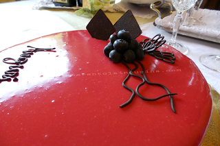 Torta con mousse al cioccolato e frutti di bosco.