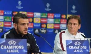 Alessandro Florenzi e Rudi Garcia, durante la conferenza stampa in vista della partita di Champions contro il Bayer Leverkusen (facebook.com)