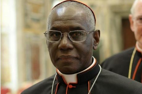Il cardinale Robert Sarah: “Basta con l’intrattenimento nelle liturgie, così non c’è più posto per Dio”