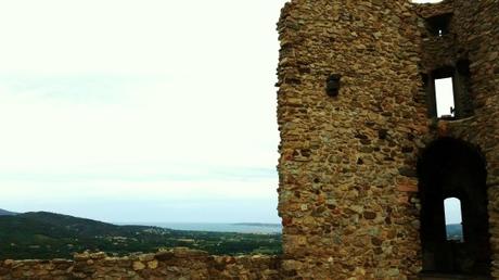 Dal castello di Grimaud lo sguardo si spinge fino al mare