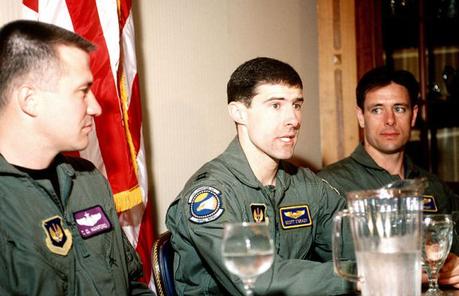 Il Capitano Scott F. O'Grady (al centro), il cui F-16 fu abbattuto sui cieli della Bosnia il 2 giugno 1995, mentre volava per l'Operazione Deny Flight.