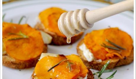 Crostini di Segale con Zucca Arrostita al Rosmarino, Buche de Chèvre e Miele al Tartufo