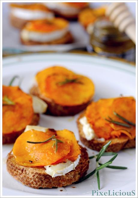 Crostini di Segale con Zucca Arrostita al Rosmarino, Buche de Chèvre e Miele al Tartufo