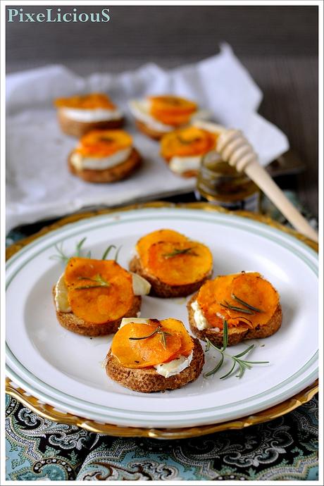 Crostini di Segale con Zucca Arrostita al Rosmarino, Buche de Chèvre e Miele al Tartufo