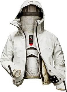 Helly Hansen con la collezione Luxury EQ Red veste le sciatrici sporty chic