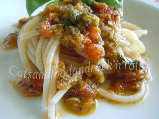 Spaghetti al ragù piccante di 8 erbe