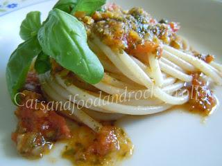 Spaghetti al ragù piccante di 8 erbe