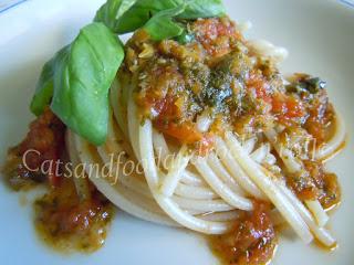 Spaghetti al ragù piccante di 8 erbe