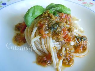 Spaghetti al ragù piccante di 8 erbe