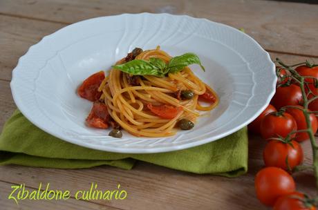 Pasta ai due pomodori Pachino, capperi e basilico fresco