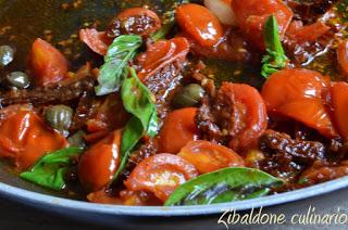 Pasta ai due pomodori Pachino, capperi e basilico fresco