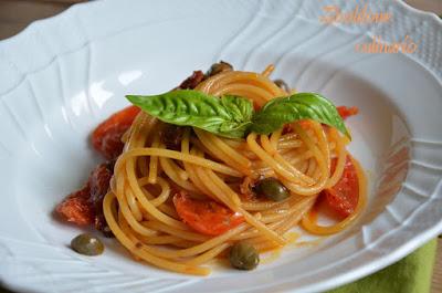 Pasta ai due pomodori Pachino, capperi e basilico fresco