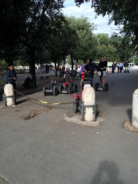 Quasi peggio dei risciò del Colosseo: Villa Borghese brutalizzata dai noleggiatori di mezzi elettrici