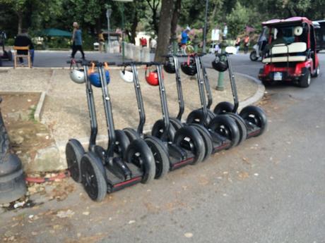 Quasi peggio dei risciò del Colosseo: Villa Borghese brutalizzata dai noleggiatori di mezzi elettrici