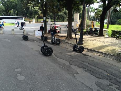 Quasi peggio dei risciò del Colosseo: Villa Borghese brutalizzata dai noleggiatori di mezzi elettrici