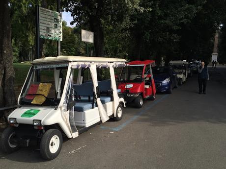 Quasi peggio dei risciò del Colosseo: Villa Borghese brutalizzata dai noleggiatori di mezzi elettrici